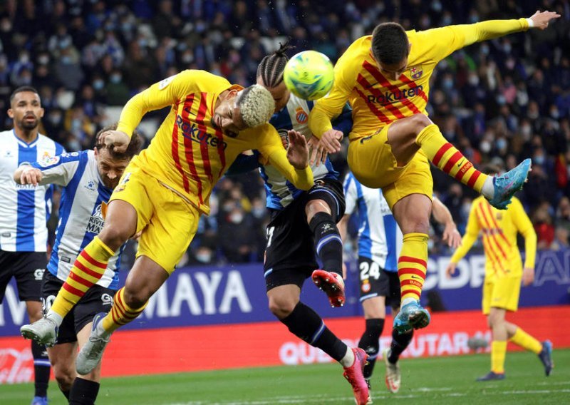 Barcelona je u gradskom derbiju protiv Espanyola bila na rubu poraza, a onda je u 96. minuti De Jong zabio za remi