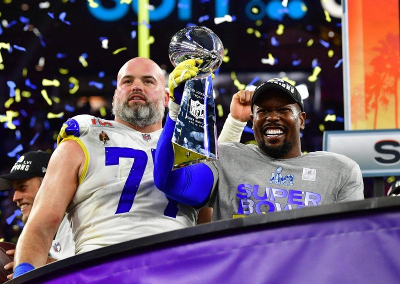 [FOTO] Domaćini osvojili pobjednički trofej i ispisali povijest; Los Angeles Ramsi pobjednici 56. Super Bowla
