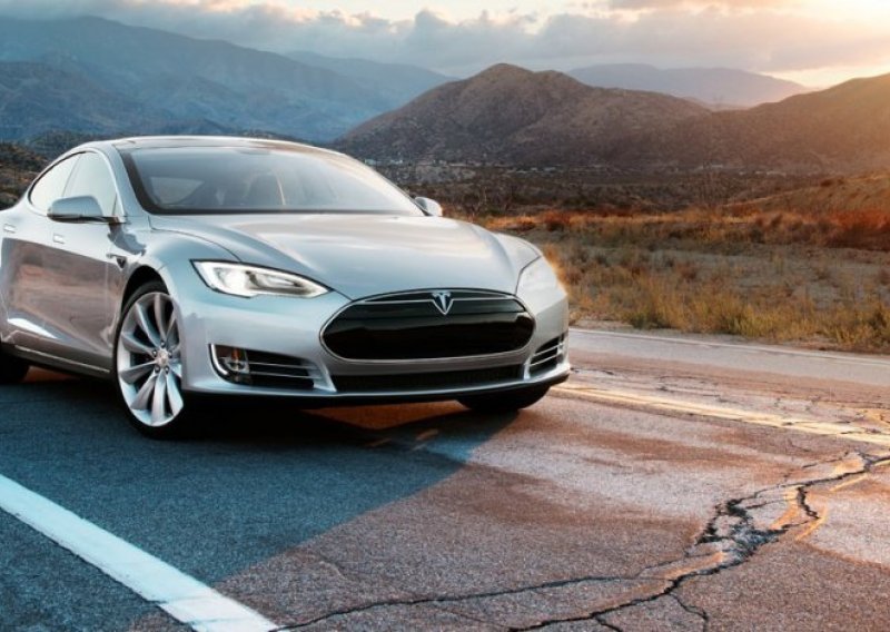 Pogledajte kako Tesla Model S izbjegava sudar umjesto vozača