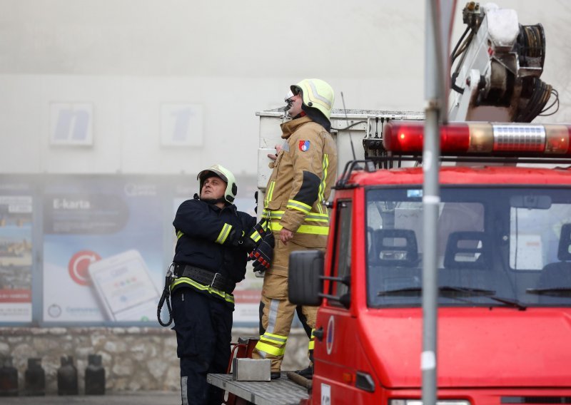 [FOTO/VIDEO] Veliki požar u Sarajevu: Izgorjeli objekti uz autobusni kolodvor, ima ozlijeđenih