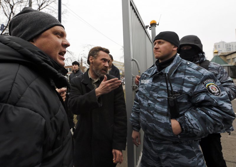 Janukovičev tabor naložio Ukrajincima da se naoružaju
