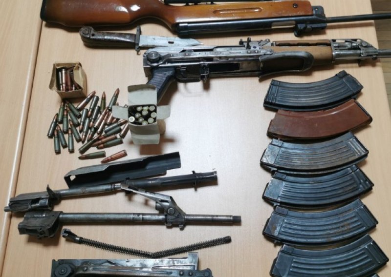 Bombe, automatska puška, speed, marihuana i gomila municije otkriveni u kući kod Cavtata, jedna osoba je uhićena