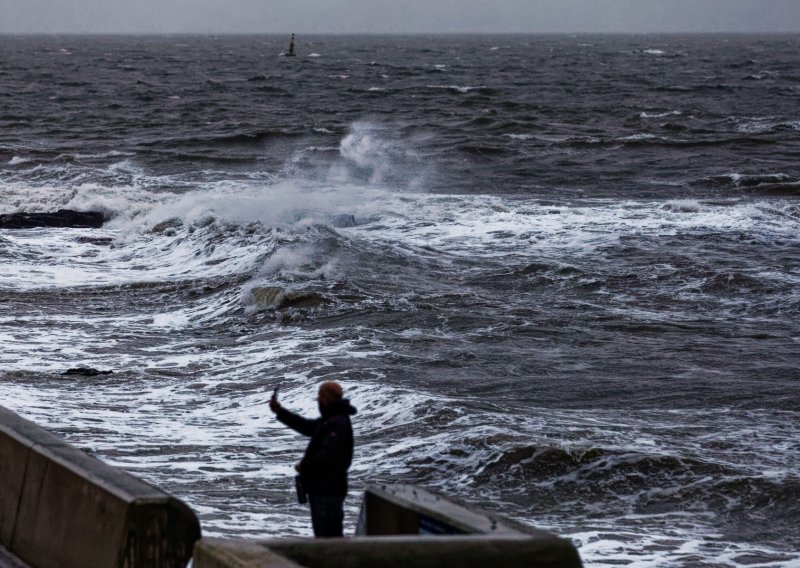 Apel britanske obalne straže: Ne slikajte selfije tijekom oluje
