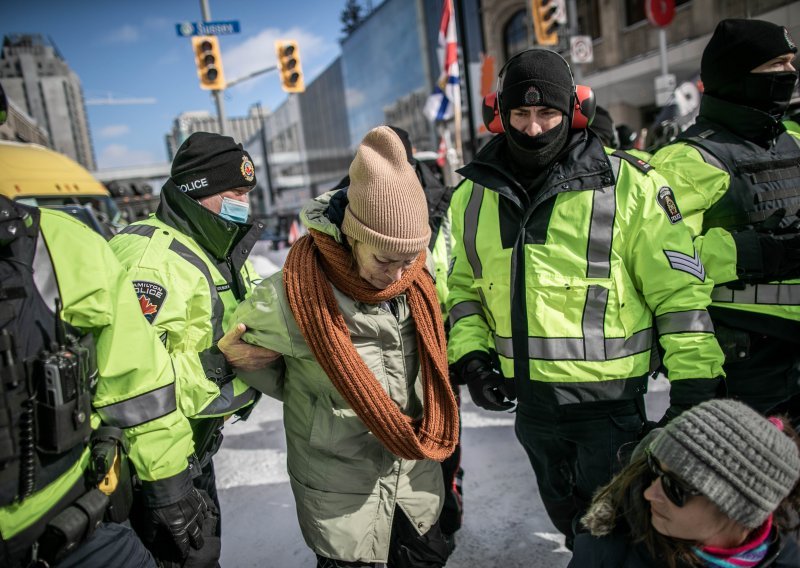 Kanadska policija uklanja prosvjednike koji tjednima paraliziraju život u glavnom gradu, neki uhićeni nosili pancirke i imali dimne bombe