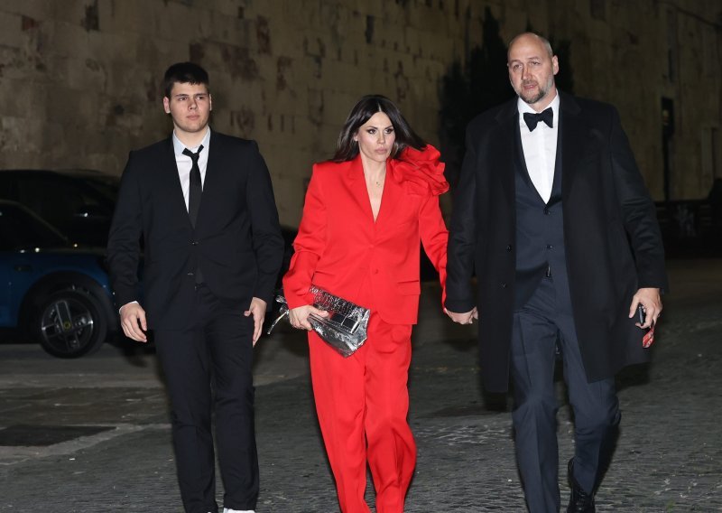 U moćnom crvenom odijelu Viktorija Rađa nije mogla proći nezapaženo na vjenčanju Hane Huljić i Petra Graše