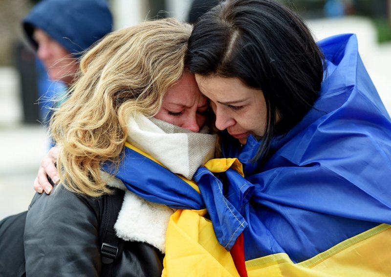 [FOTO] Splitski Ukrajinci na Rivi prosvjeduju protiv rata u Ukrajini: Jučer ste bili vi na meti, danas mi, a sutra, tko zna, možda cijeli svijet