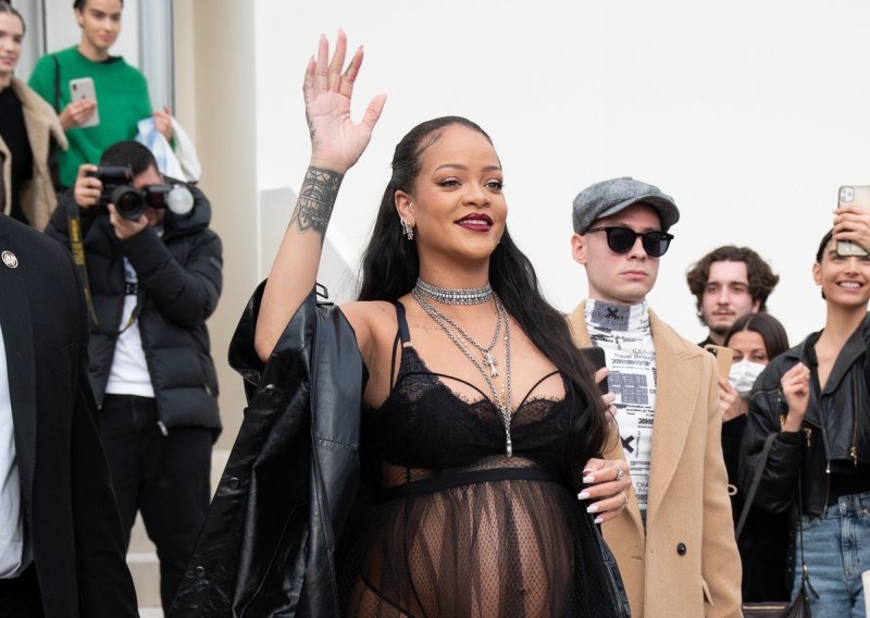 Može li provokativnije od ovoga: Trudna Rihanna na Diorovu reviju stigla u tangama i negližeu