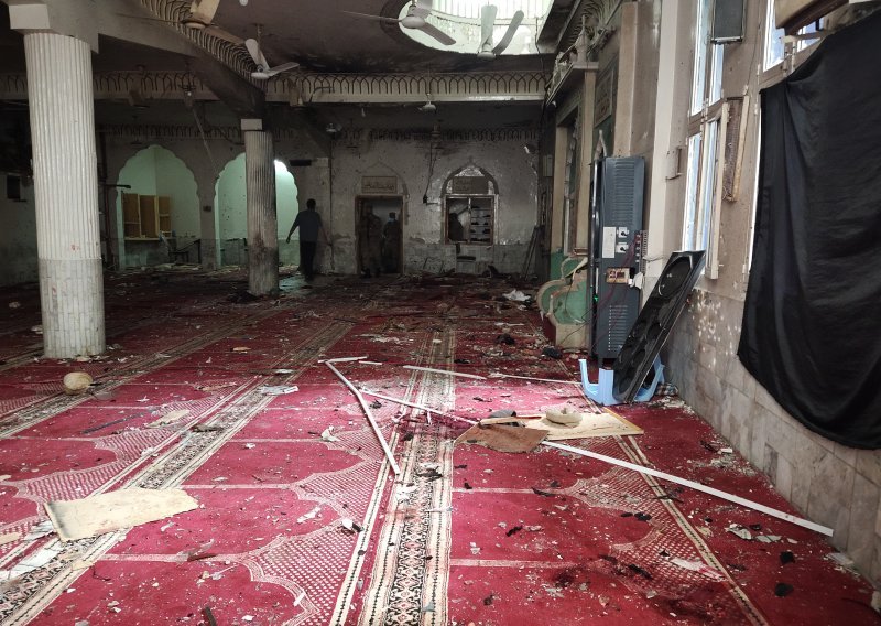 Broj žrtava napada u pakistanskoj džamiji veći od 50, ozlijeđenih 194