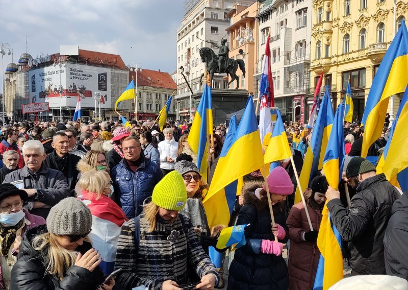 [VIDEO/FOTO] U Zagrebu skup podrške Ukrajini, u ime Vlade govorio Fuchs, ukrajinski veleposlanik se rasplakao