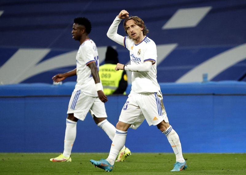[FOTO] Luka Modrić bio je igrač utakmice; asistencijom i golčinom poveo je Real do pobjede, a trener Ancelotti osigurao mu ovacije