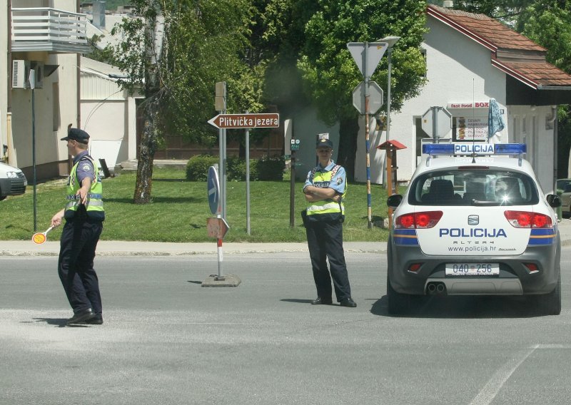 Policija u Gospiću lovila vozača; pijan im je bježao u pješačku zonu, a nakon što su ga ulovili, zaprijetio im je smrću