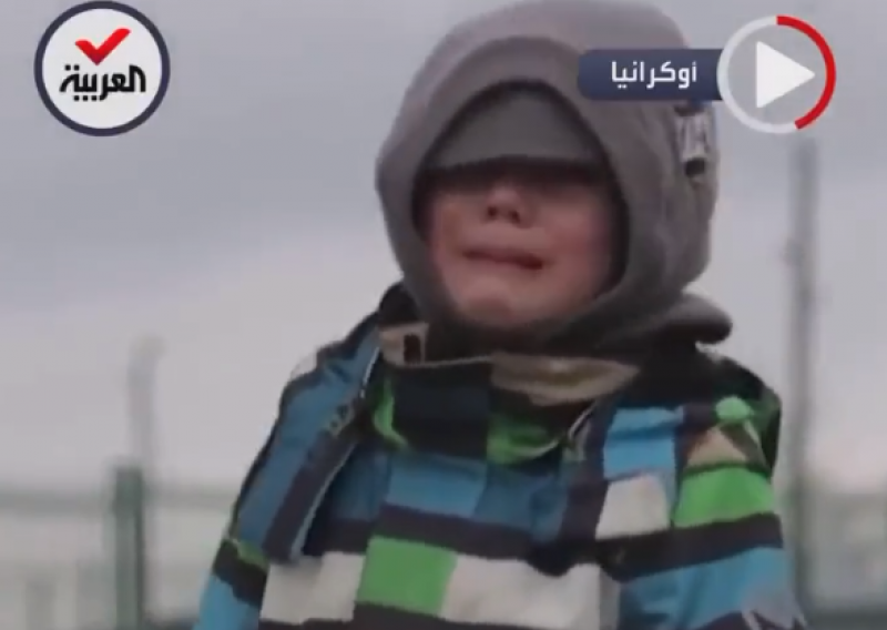 [VIDEO] Potresna snimka dječaka koji sam, plačući, prelazi ukrajinsko-poljsku granicu