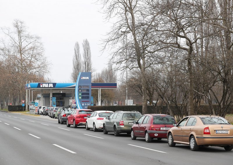 [FOTO] Svi toče dok je jeftinije: Kolone ispred benzinskih postaja diljem Hrvatske