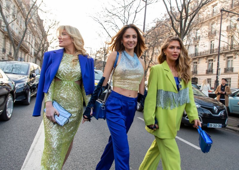 Šarenilo s ulica Pariza vječito je modno nadahnuće, a trendseterice su svojim stajlinzima poslale podršku Ukrajincima