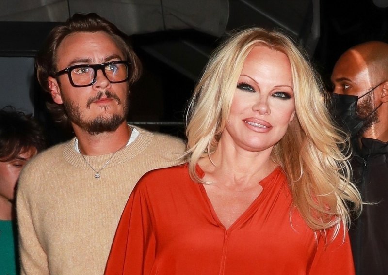 [FOTO] Kakav frajer: Pamela Anderson zablistala u izlasku s najdražim muškarcem
