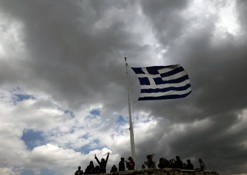 Grčka vraća na posao tisuće otpuštenih službenika