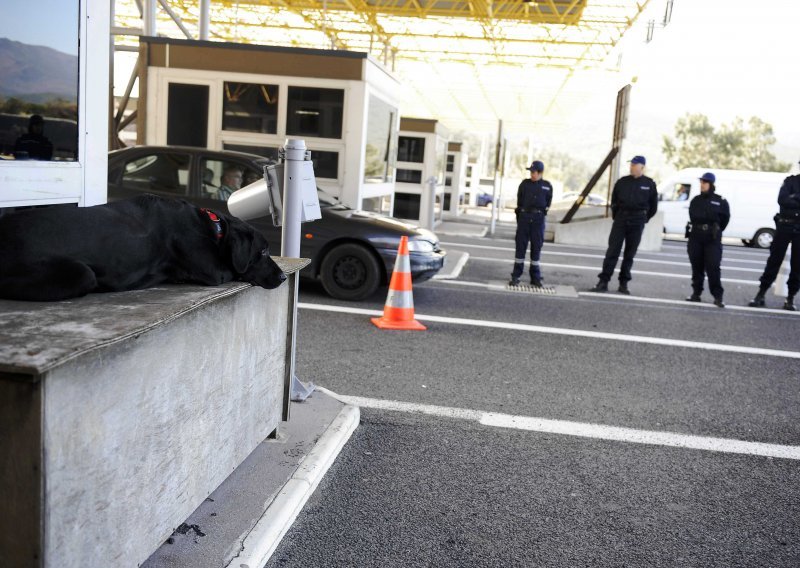 Policija na granici zatekla pijanog Slovenca s dva noža