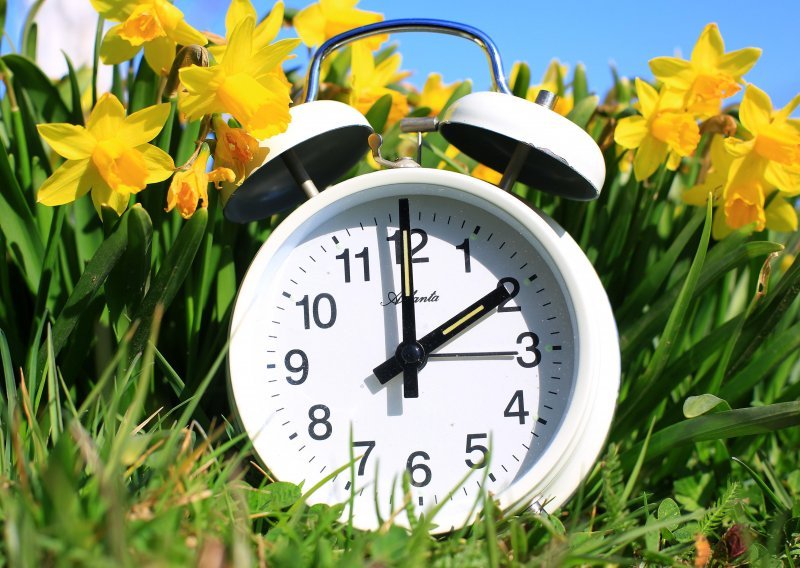 Sljedeći vikend počinje ljetno računanje vremena, satove pomičemo sa 2 na 3