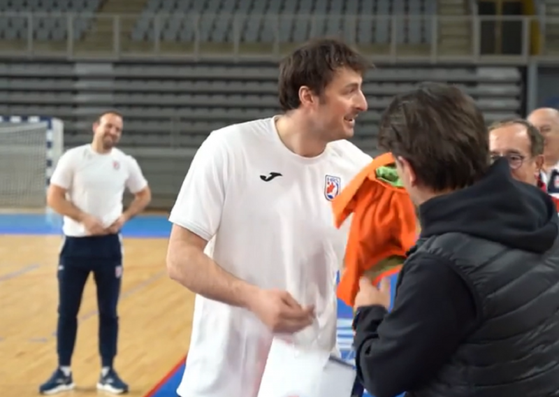 [VIDEO] Domagoj Duvnjak i rukometaši prasnuli u smijeh nakon što je izbornik nogometaša Zlatko Dalić izvukao poklon iz vrećice