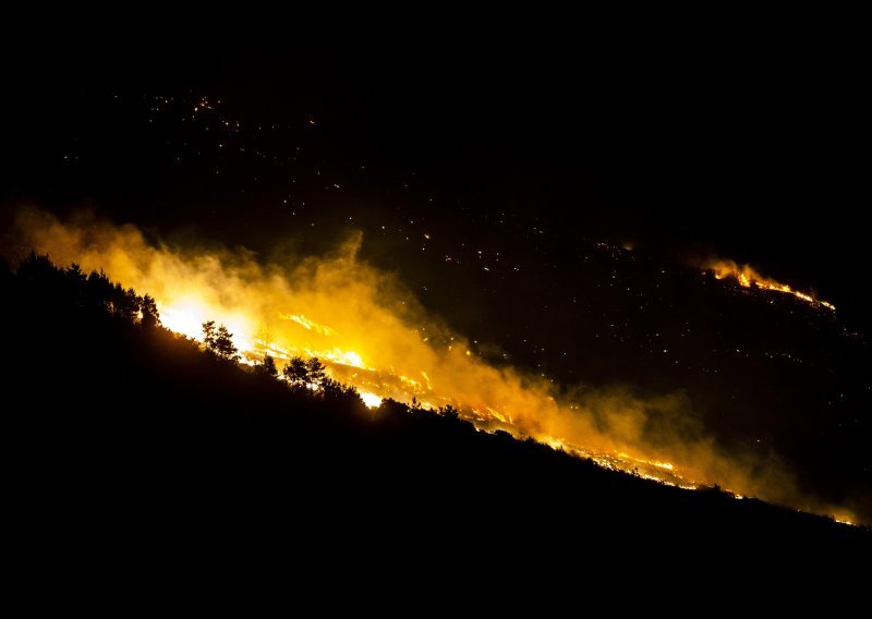 Dva požara u dalmatinskoj zagori, gori kod Muća i iznad Prugova