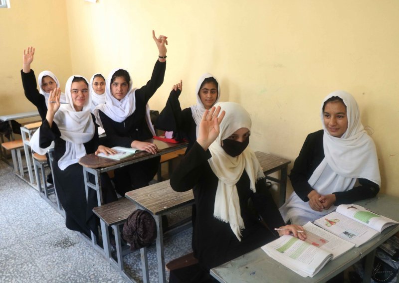 Srednje škole za djevojke u Afganistanu ostaju zatvorene; učenice napuštaju kampuse u suzama
