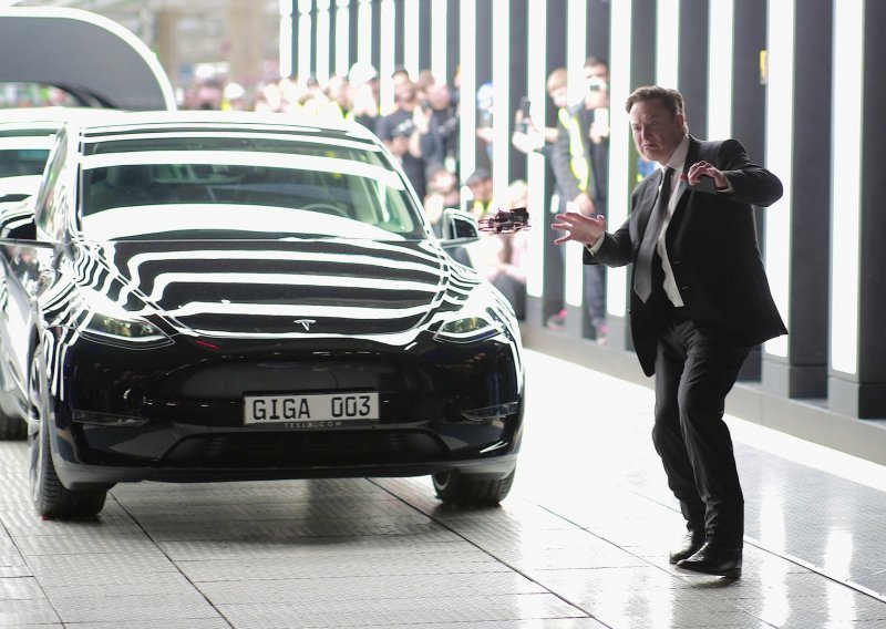 [FOTO] Elon Musk zaplesao u Berlinu: Otvorena je prva Teslina tvornica u Europi