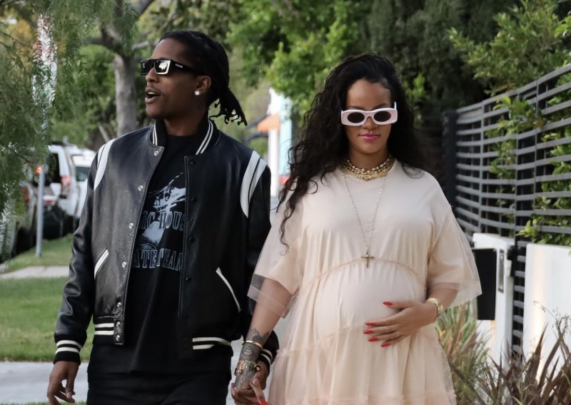 Budući roditelji u romantičnoj šetnji: Rihanna napokon u nježnom trudničkom izdanju