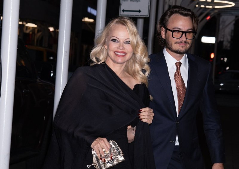 Modni zaokret seks simbola 90-ih: Pamela Anderson ne prestaje nizati elegantna izdanja