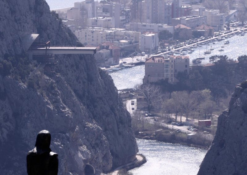 [FOTO] Pogledajte atraktivne fotografije s gradilišta mosta koji će sa svojih 216 metara preskočiti Cetinu. Nikad se u Hrvatskoj most nije 'slagao' na takav način
