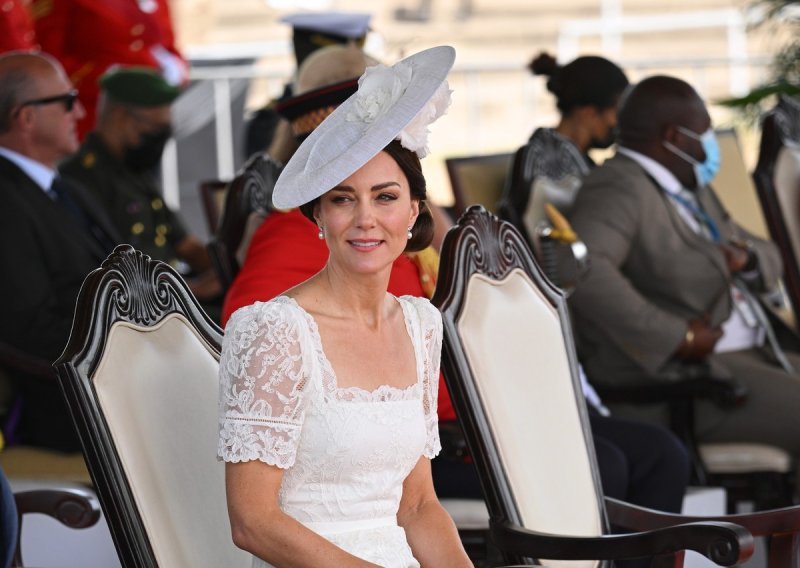 Modna tajna otkrivena na Twitteru: Ovim damskim stajlingom Kate Middleton je iskopirala kraljicu Elizabetu