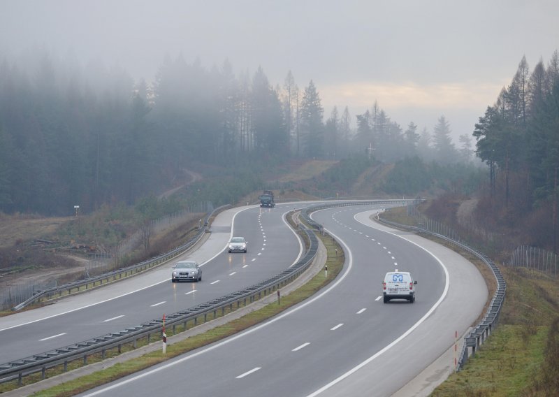 Na A1 kod čvora Gornja Ploča zbog dima smanjena vidljivost, privremena regulacija prometa u Zagrebu zbog održavanja polumaratona