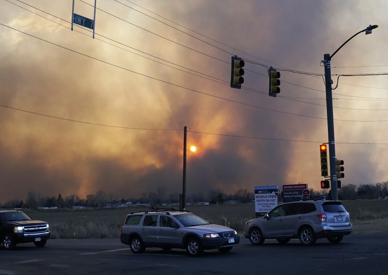 Požari bjesne Coloradom; tisućama stanovnika naređeno da napuste svoje domove
