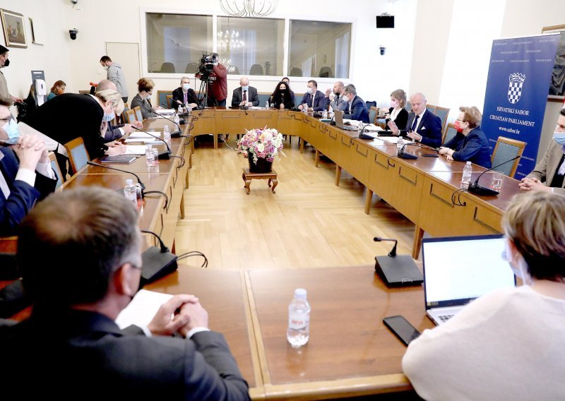 [FOTO] Ustavni stručnjaci smatraju da se po pitanju referenduma o covid potvrdama treba obratiti Ustavnom sudu, MOST-ovci žestoko prozvali Sanju Barić