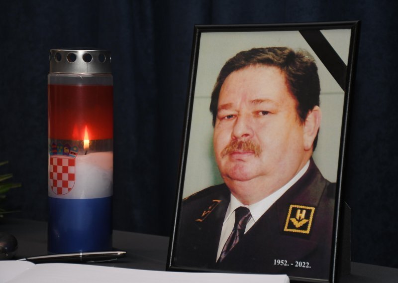 [FOTO] U Virovitici održana komemoracija za generala Đuru Dečaka