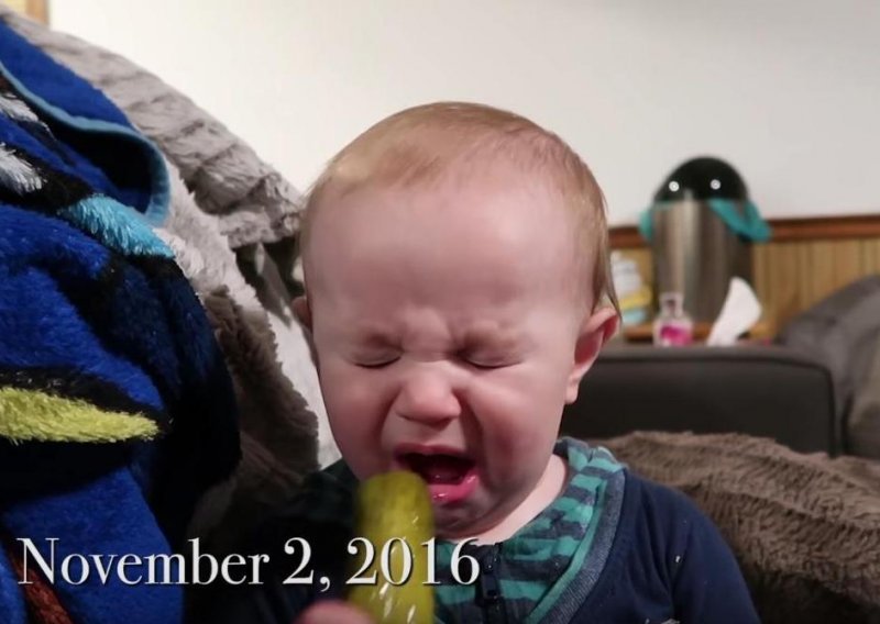 Beba ne može prestati jesti kiseli krastavac