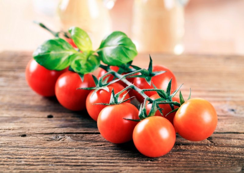 U hladnjaku ili na sobnoj temperaturi - gdje je najbolje držati rajčice kako bi ostale sočne i slatke?