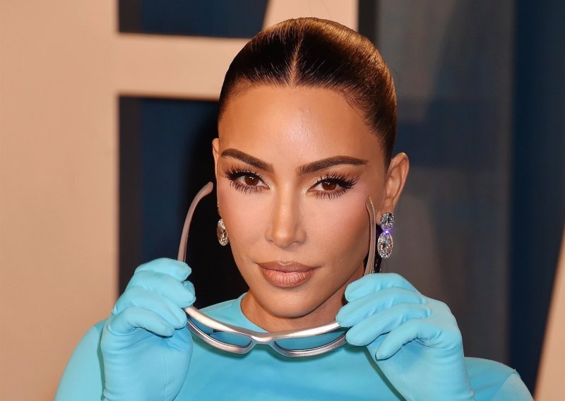 Kim Kardashian osvanula u trapericama kakve bi se rijetke usudile nositi, a od njihove cijene zavrtjet će vam se u glavi