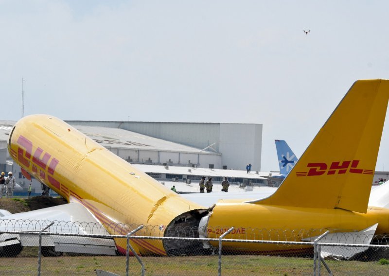 [FOTO] Zrakoplov DHL-a prepolovio se u slijetanju, dva člana posade 'u dobrom stanju'