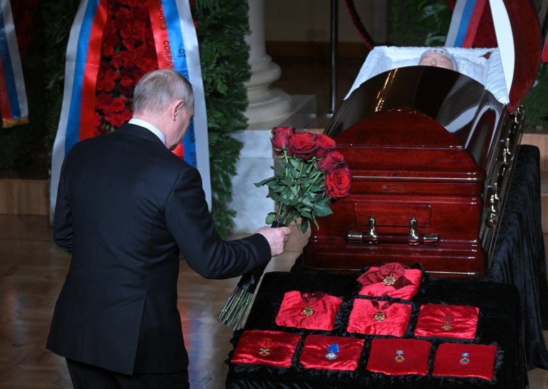 [FOTO] Putin se rijetko pojavljuje u javnosti, a sad su ga kamere uhvatile s buketom cvijeća na pogrebu ultranacionalista