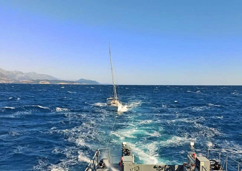 Brod Obalne straže spasio jedrilicu i skipera u akvatoriju kod Dubrovnika