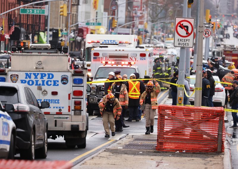 [FOTO/VIDEO] Napad u New Yorku: 16 ljudi ozlijeđeno, petero u kritičnom stanju. Počinitelj u bijegu