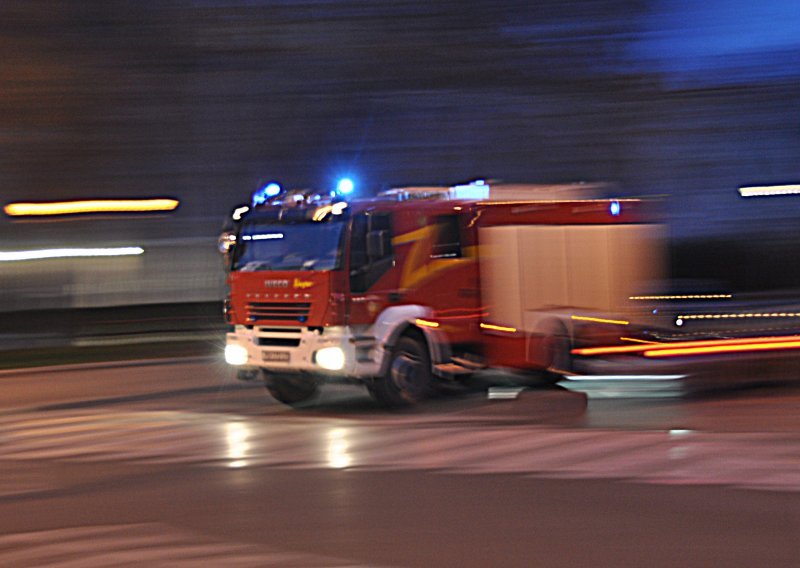 Buknuo požar na zagrebačkoj Knežiji, vatrogasci su na terenu