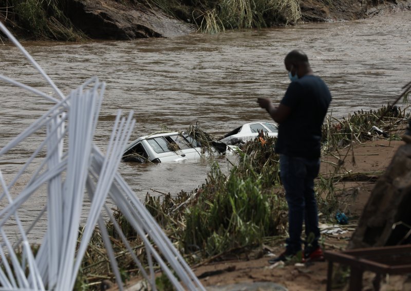 Kiša tjedan dana nije prestala padati u Južnoafričkoj Republici, u okolici Durbana u poplavama 443 mrtvih