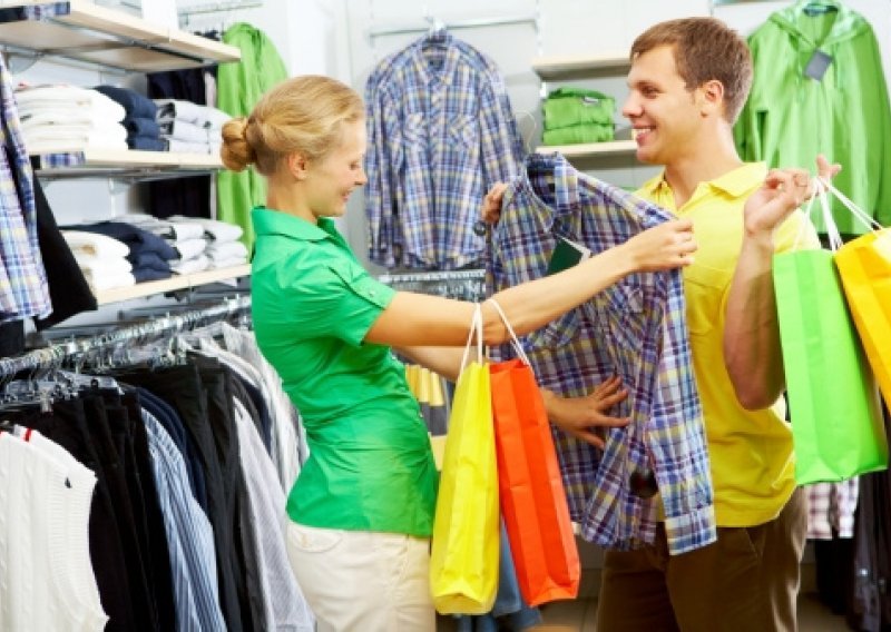 Zašto svakom trećem muškarcu partnerica bira odjeću?