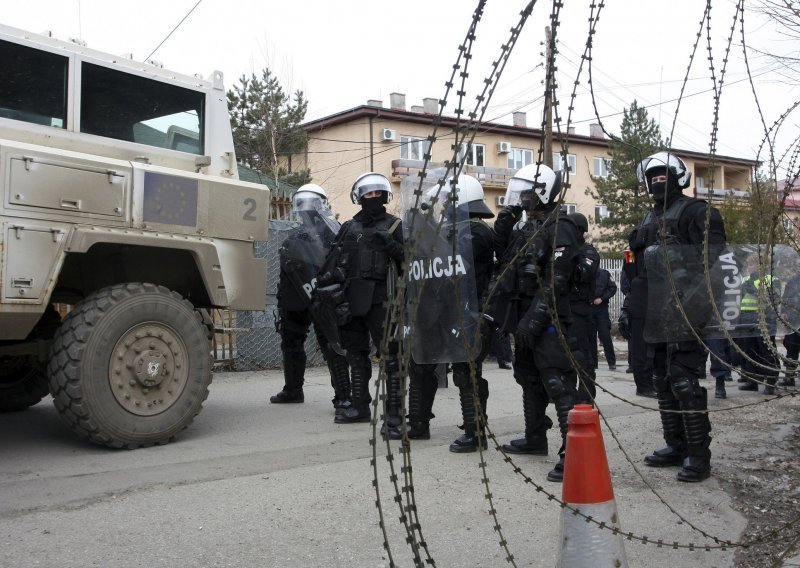 Bačena bomba u dvorište urednika radija na Kosovu