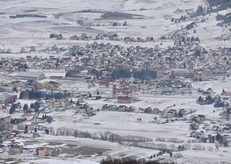 Iznenadni snijeg otežao promet u jugozapadnom dijelu BiH