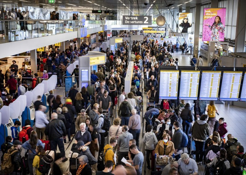 [FOTO] Kaos u zračnoj luci Schiphol zbog štrajka osoblja: Pozivamo putnike da više ne dolaze