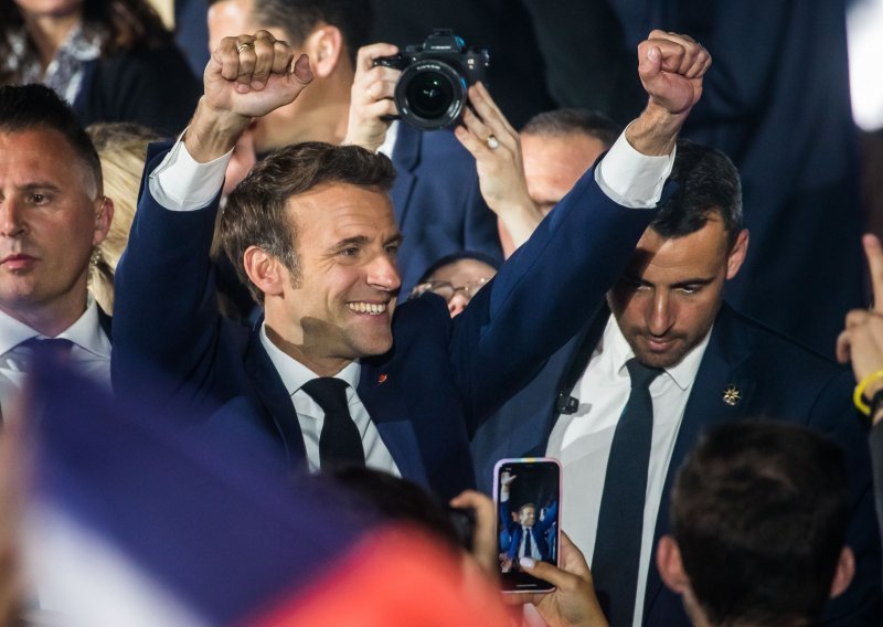 Raskopčana košulja ga otkrila: Dlakava muška prsa ponovo su in, a sve zahvaljujući Emmanuelu Macronu