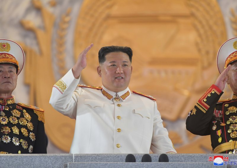 Kim Jong Un na vojnoj paradi obećao 'ojačati' nuklearni arsenal