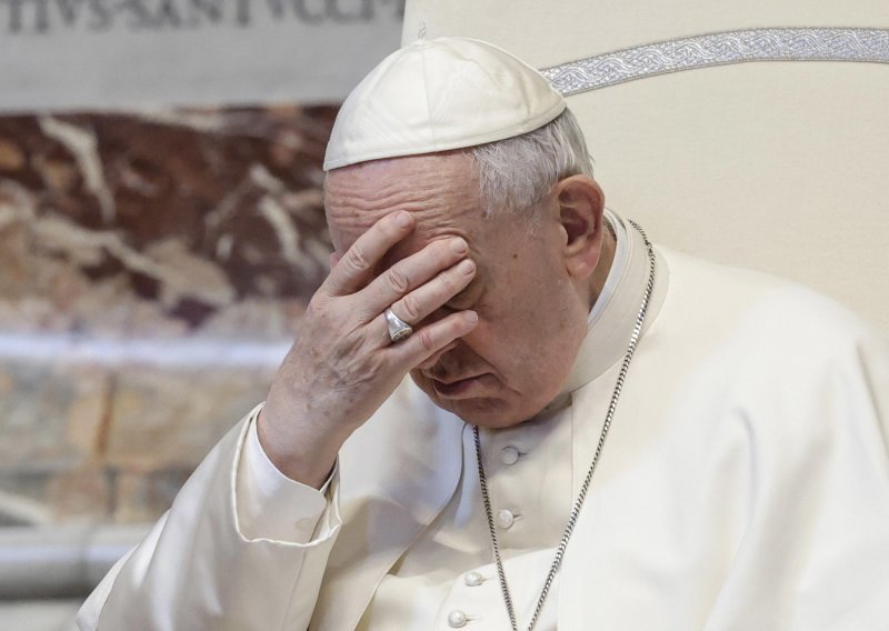 Papa otkazao svoje dnevne aktivnosti zbog boli u koljenu